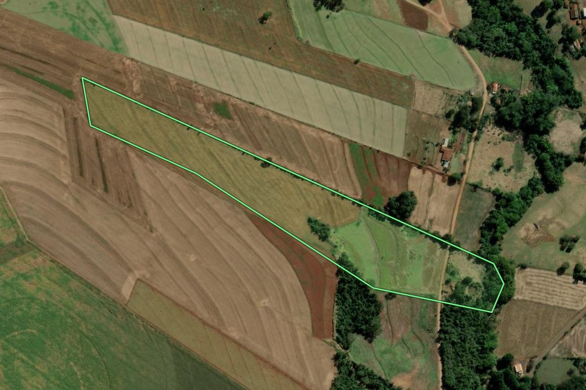 Imagem de satélite do imóvel rural em Bernardino de Campos (SP), com o contorno declarado no CAR desenhado por cima.
