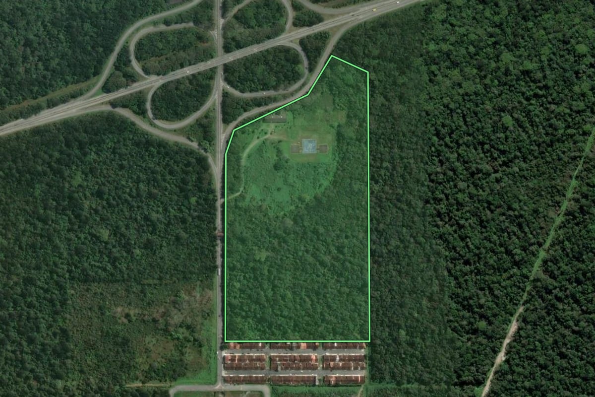 Imagem de satélite do imóvel rural em Bertioga (SP), com o contorno declarado no CAR desenhado por cima.
