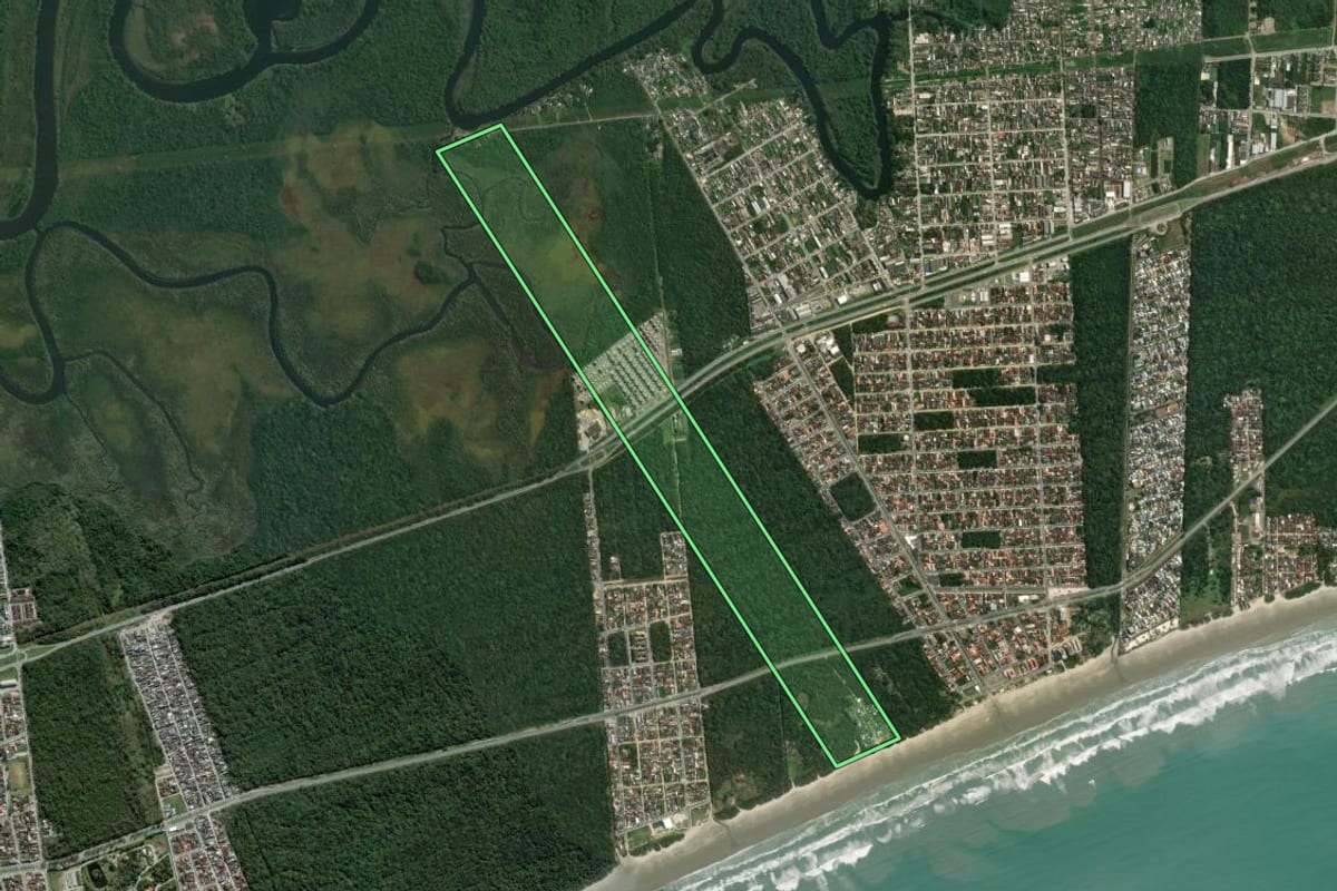 Imagem de satélite do imóvel rural em Bertioga (SP), com o contorno declarado no CAR desenhado por cima.