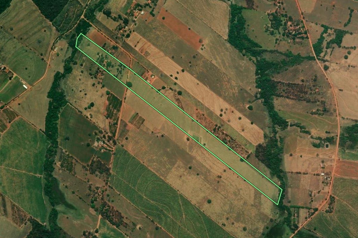 Imagem de satélite do imóvel rural em Bilac (SP), com o contorno declarado no CAR desenhado por cima.