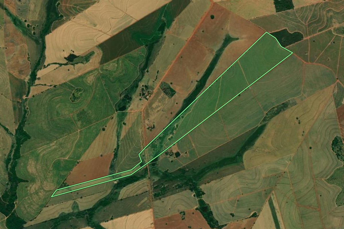 Imagem de satélite do imóvel rural em Bilac (SP), com o contorno declarado no CAR desenhado por cima.