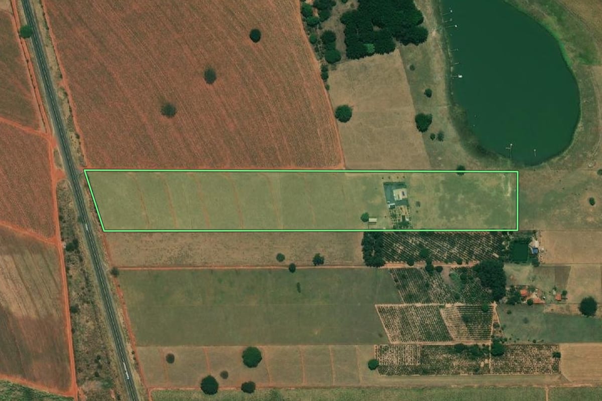Imagem de satélite do imóvel rural em Bilac (SP), com o contorno declarado no CAR desenhado por cima.