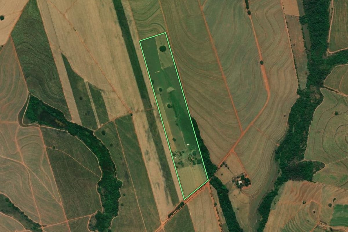 Imagem de satélite do imóvel rural em Bilac (SP), com o contorno declarado no CAR desenhado por cima.