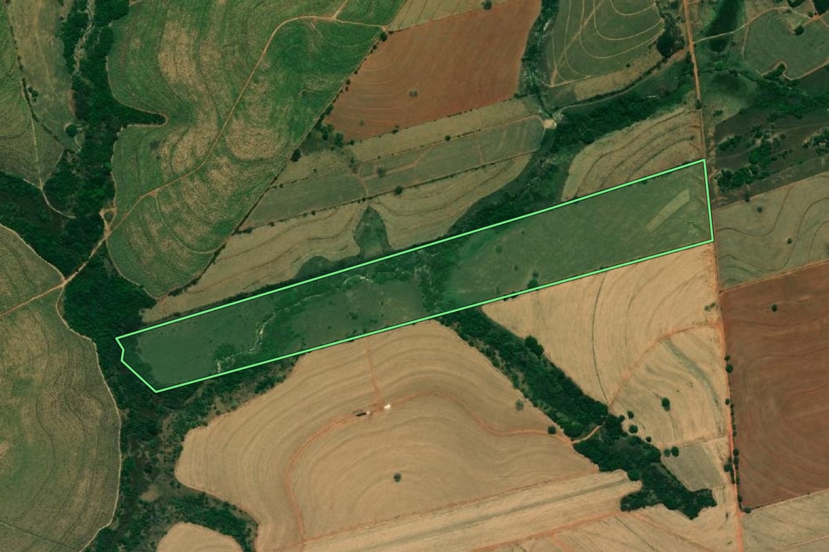 Imagem de satélite do imóvel rural em Bilac (SP), com o contorno declarado no CAR desenhado por cima.