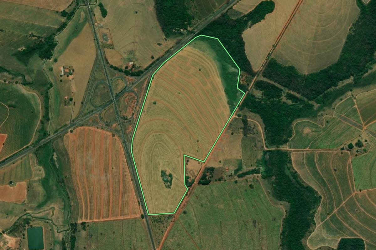 Imagem de satélite do imóvel rural em Bilac (SP), com o contorno declarado no CAR desenhado por cima.