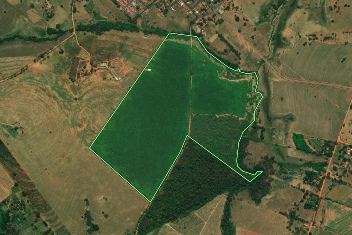 Imagem de satélite do imóvel rural em Bilac (SP), com o contorno declarado no CAR desenhado por cima.