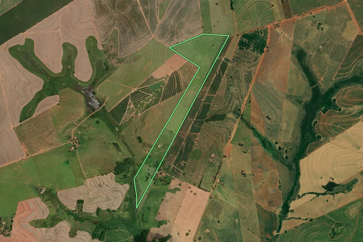 Imagem de satélite do imóvel rural em Bilac (SP), com o contorno declarado no CAR desenhado por cima.