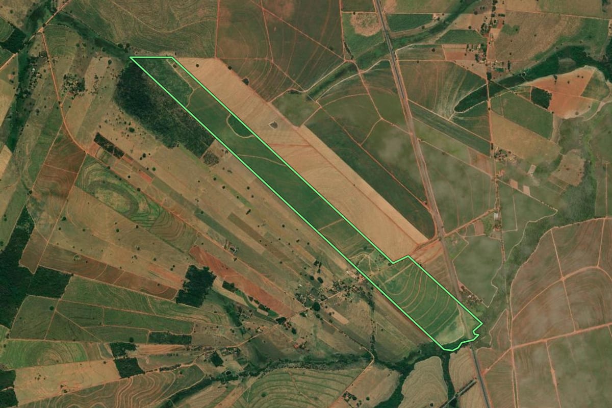 Imagem de satélite do imóvel rural em Bilac (SP), com o contorno declarado no CAR desenhado por cima.