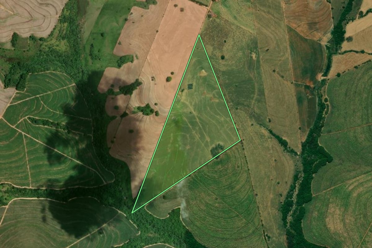 Imagem de satélite do imóvel rural em Bilac (SP), com o contorno declarado no CAR desenhado por cima.