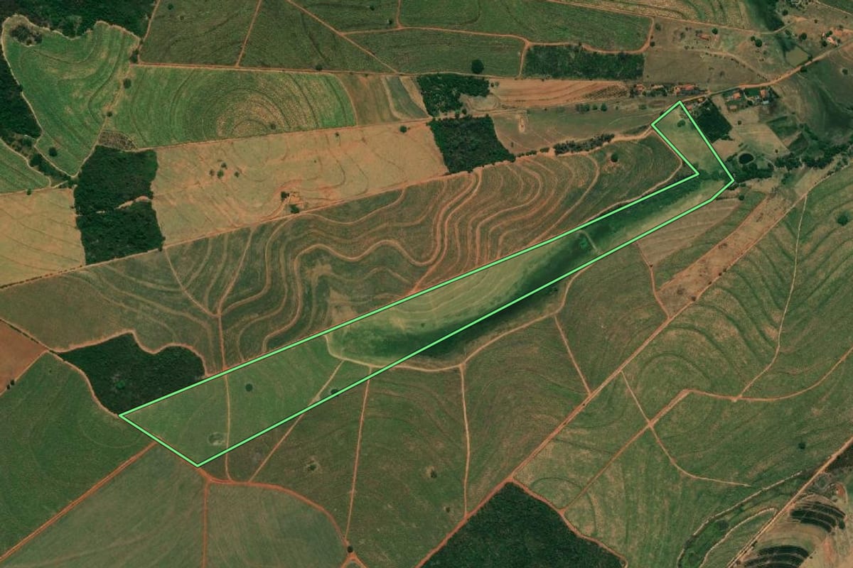 Imagem de satélite do imóvel rural em Bilac (SP), com o contorno declarado no CAR desenhado por cima.