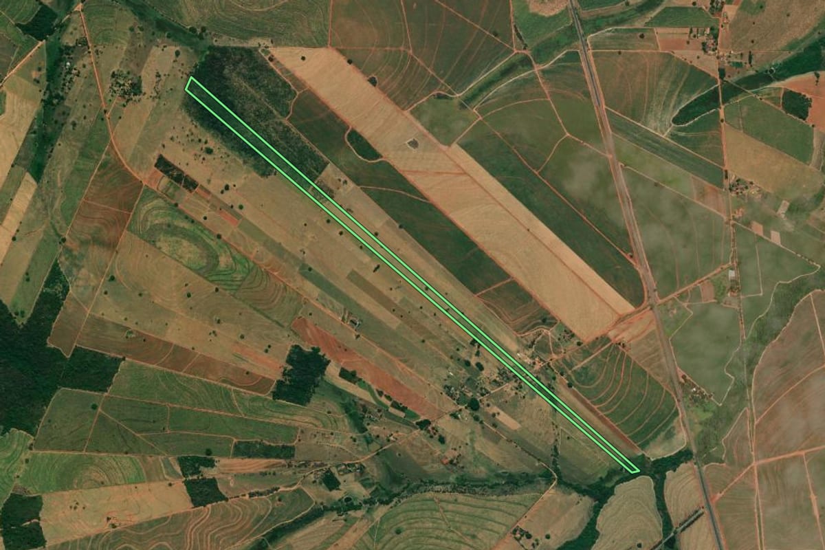 Imagem de satélite do imóvel rural em Bilac (SP), com o contorno declarado no CAR desenhado por cima.