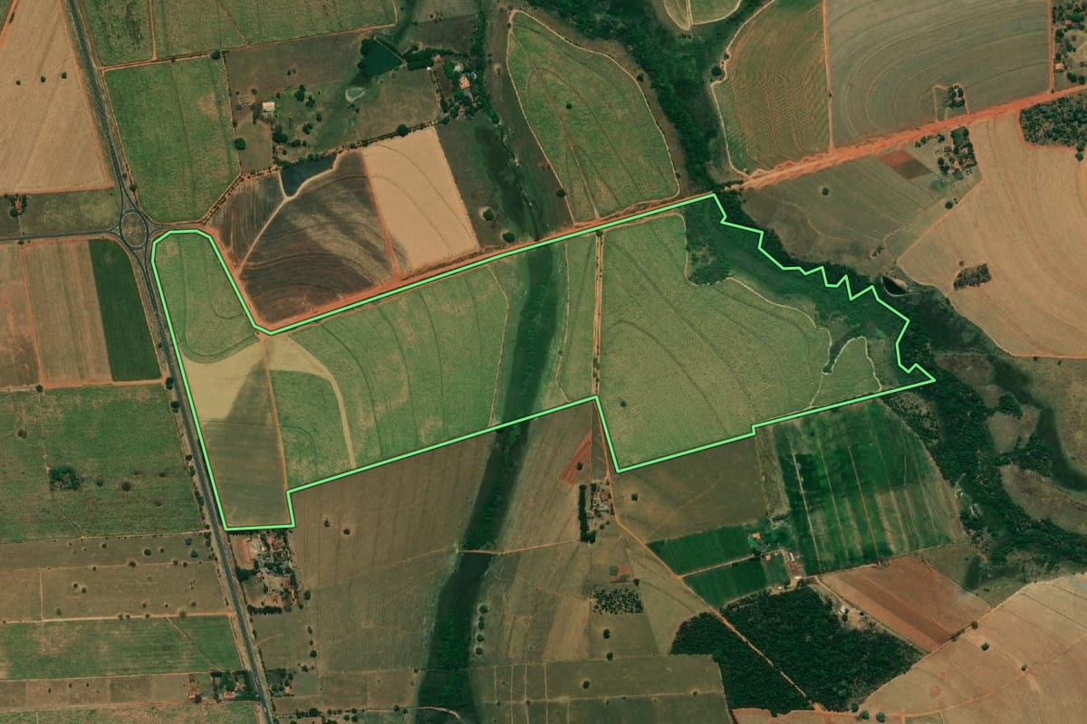 Imagem de satélite do imóvel rural em Bilac (SP), com o contorno declarado no CAR desenhado por cima.