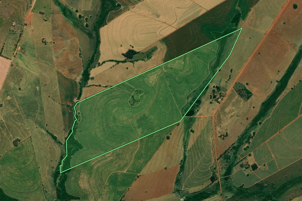 Imagem de satélite do imóvel rural em Bilac (SP), com o contorno declarado no CAR desenhado por cima.