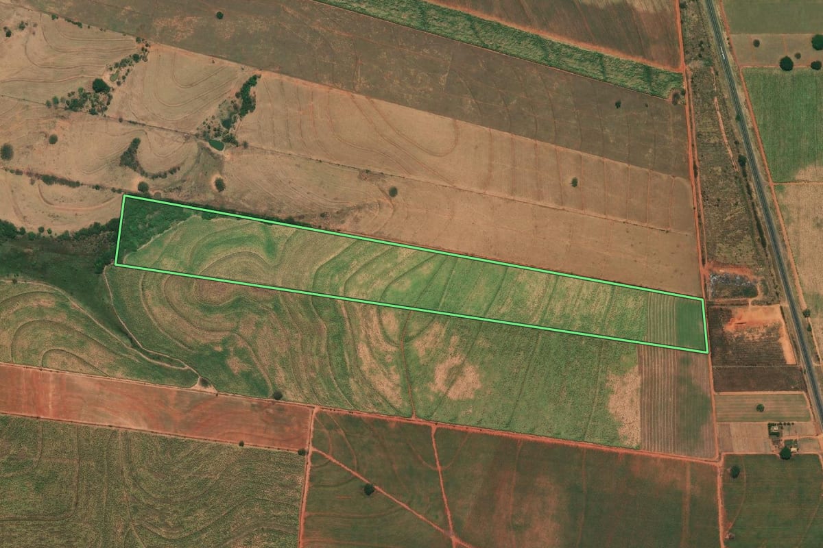 Imagem de satélite do imóvel rural em Bilac (SP), com o contorno declarado no CAR desenhado por cima.
