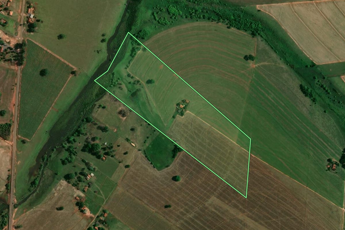 Imagem de satélite do imóvel rural em Birigui (SP), com o contorno declarado no CAR desenhado por cima.