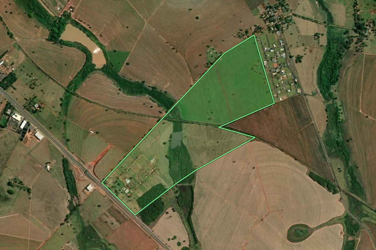Imagem de satélite do imóvel rural em Birigui (SP), com o contorno declarado no CAR desenhado por cima.