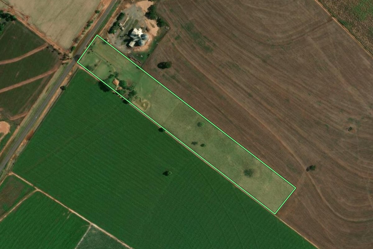 Imagem de satélite do imóvel rural em Birigui (SP), com o contorno declarado no CAR desenhado por cima.