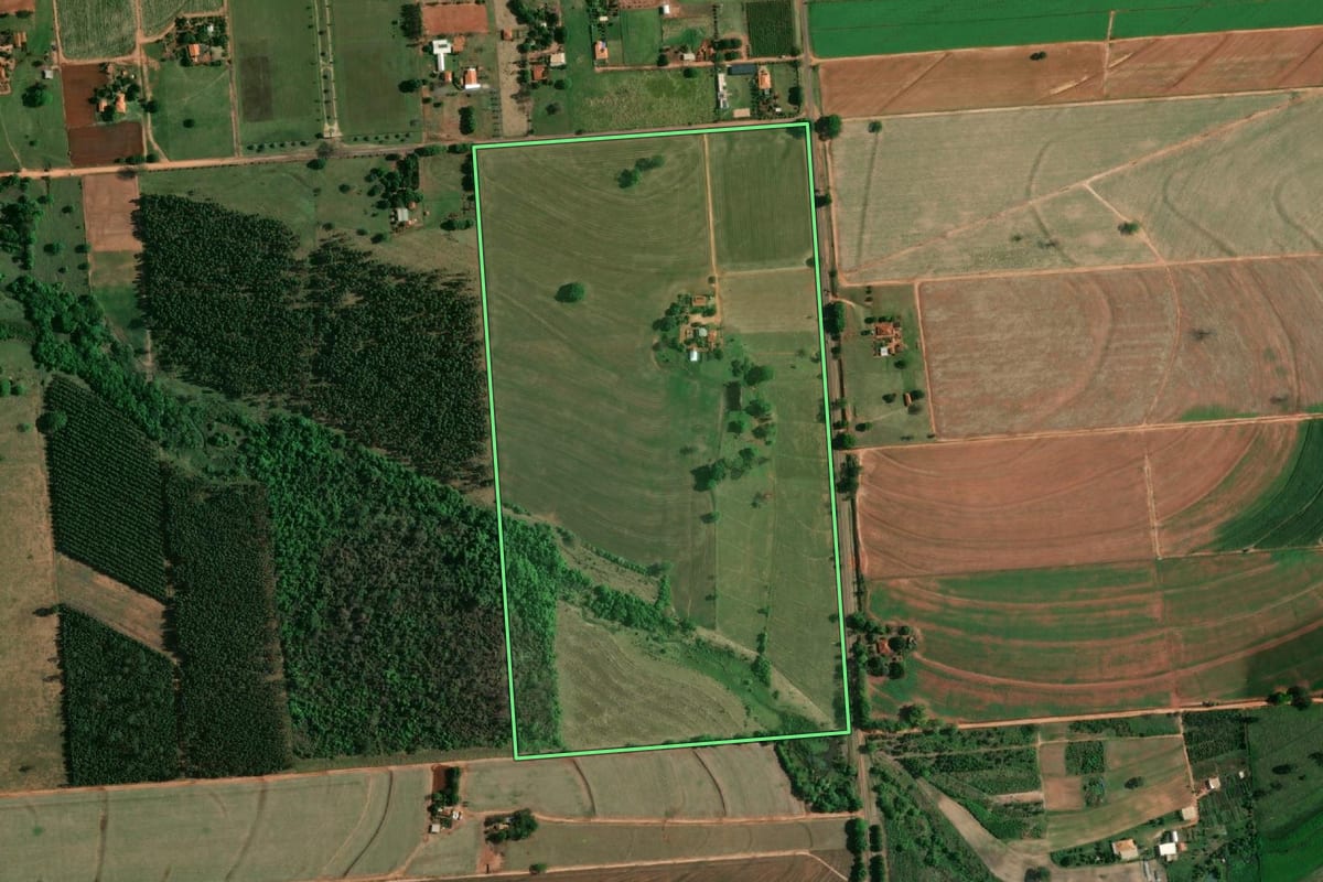 Imagem de satélite do imóvel rural em Birigui (SP), com o contorno declarado no CAR desenhado por cima.