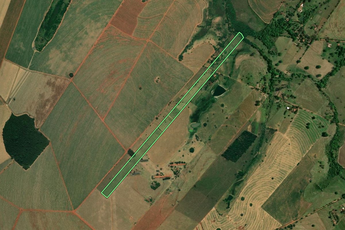 Imagem de satélite do imóvel rural em Birigui (SP), com o contorno declarado no CAR desenhado por cima.
