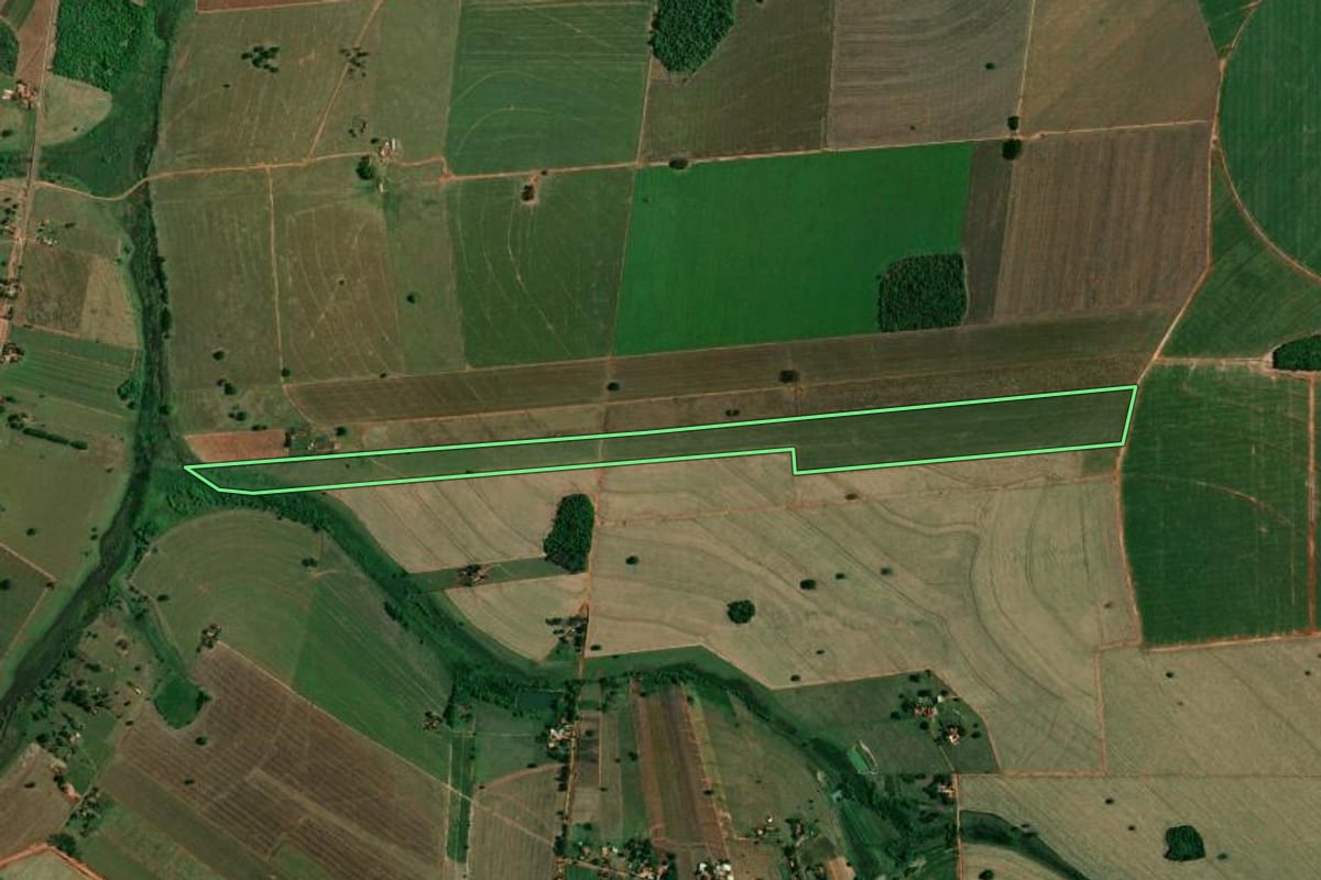 Imagem de satélite do imóvel rural em Birigui (SP), com o contorno declarado no CAR desenhado por cima.