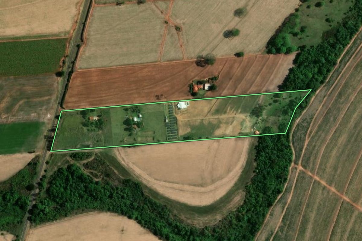 Imagem de satélite do imóvel rural em Birigui (SP), com o contorno declarado no CAR desenhado por cima.