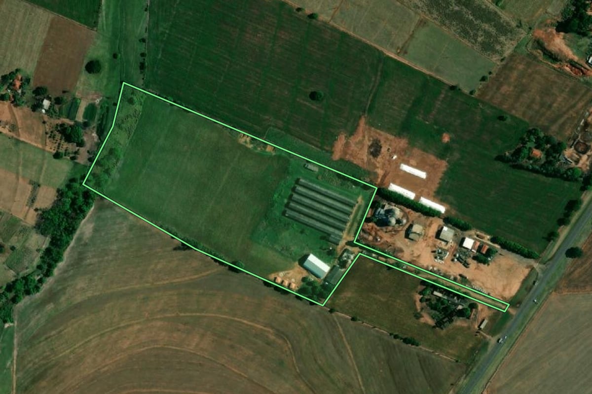 Imagem de satélite do imóvel rural em Birigui (SP), com o contorno declarado no CAR desenhado por cima.