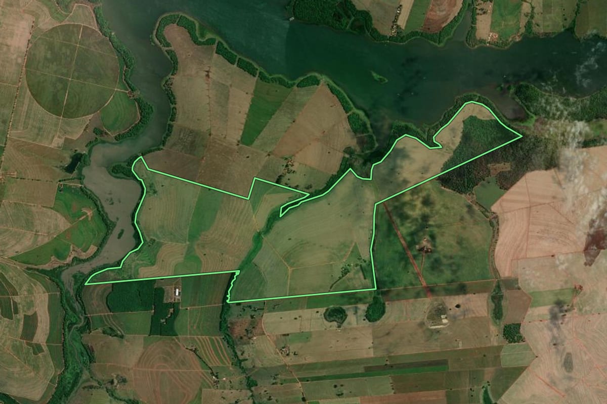 Imagem de satélite do imóvel rural em Birigui (SP), com o contorno declarado no CAR desenhado por cima.