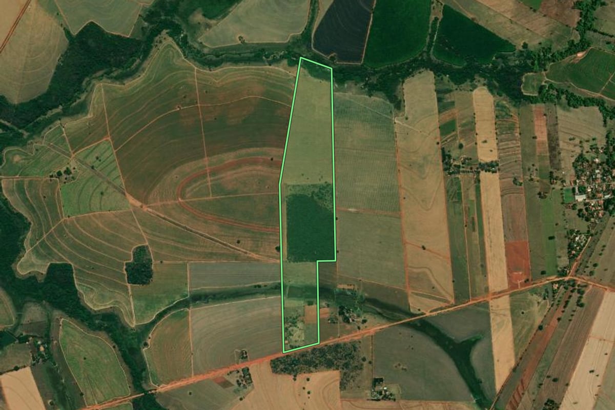 Imagem de satélite do imóvel rural em Birigui (SP), com o contorno declarado no CAR desenhado por cima.