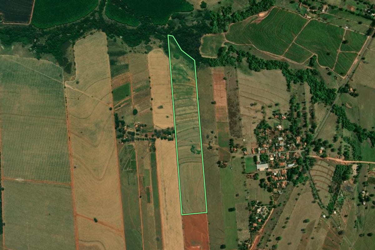 Imagem de satélite do imóvel rural em Birigui (SP), com o contorno declarado no CAR desenhado por cima.