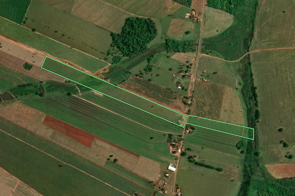 Imagem de satélite do imóvel rural em Birigui (SP), com o contorno declarado no CAR desenhado por cima.