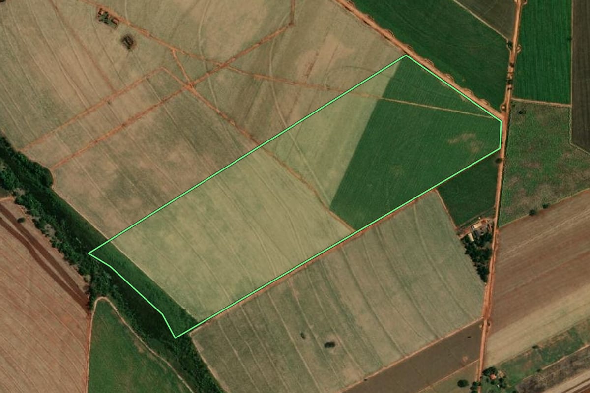 Imagem de satélite do imóvel rural em Birigui (SP), com o contorno declarado no CAR desenhado por cima.