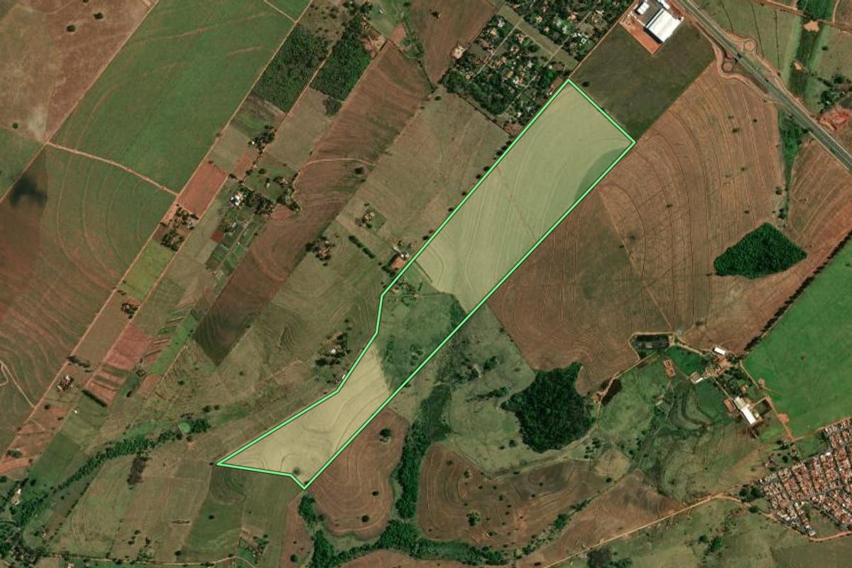 Imagem de satélite do imóvel rural em Birigui (SP), com o contorno declarado no CAR desenhado por cima.