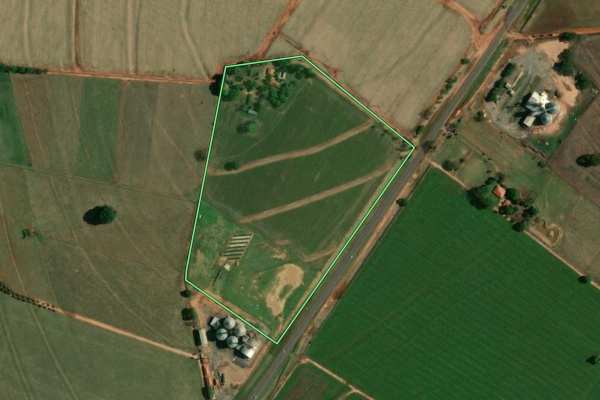 Imagem de satélite do imóvel rural em Birigui (SP), com o contorno declarado no CAR desenhado por cima.