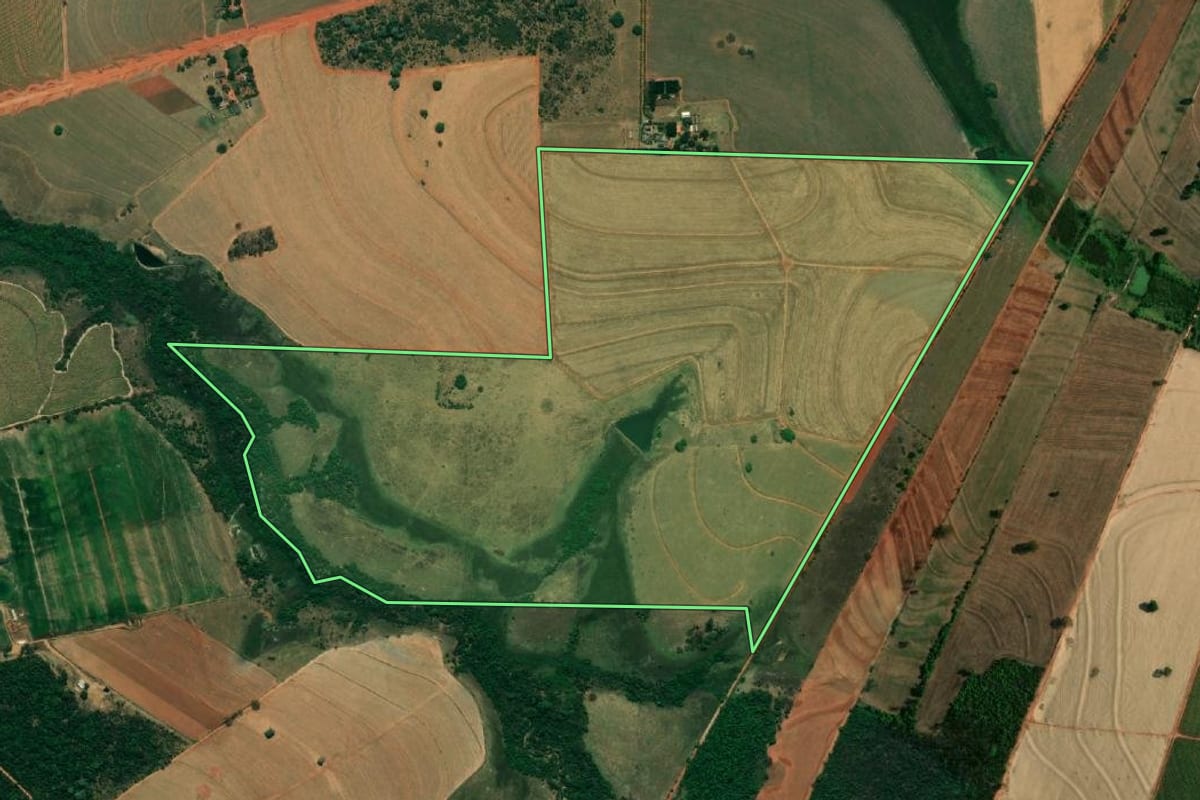 Imagem de satélite do imóvel rural em Birigui (SP), com o contorno declarado no CAR desenhado por cima.