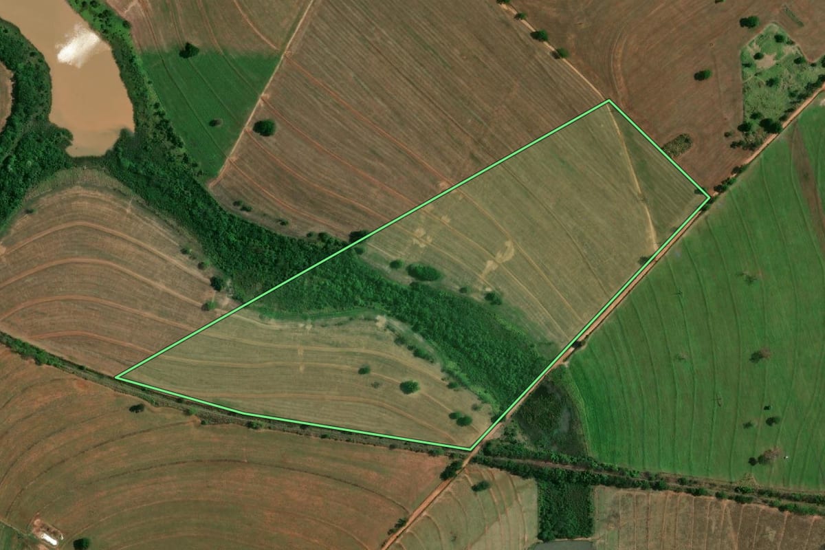 Imagem de satélite do imóvel rural em Birigui (SP), com o contorno declarado no CAR desenhado por cima.