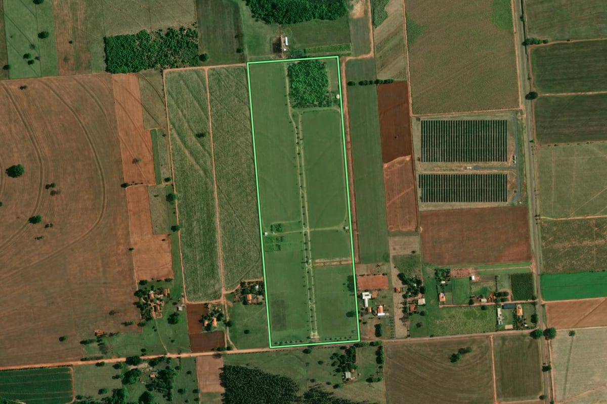 Imagem de satélite do imóvel rural em Birigui (SP), com o contorno declarado no CAR desenhado por cima.