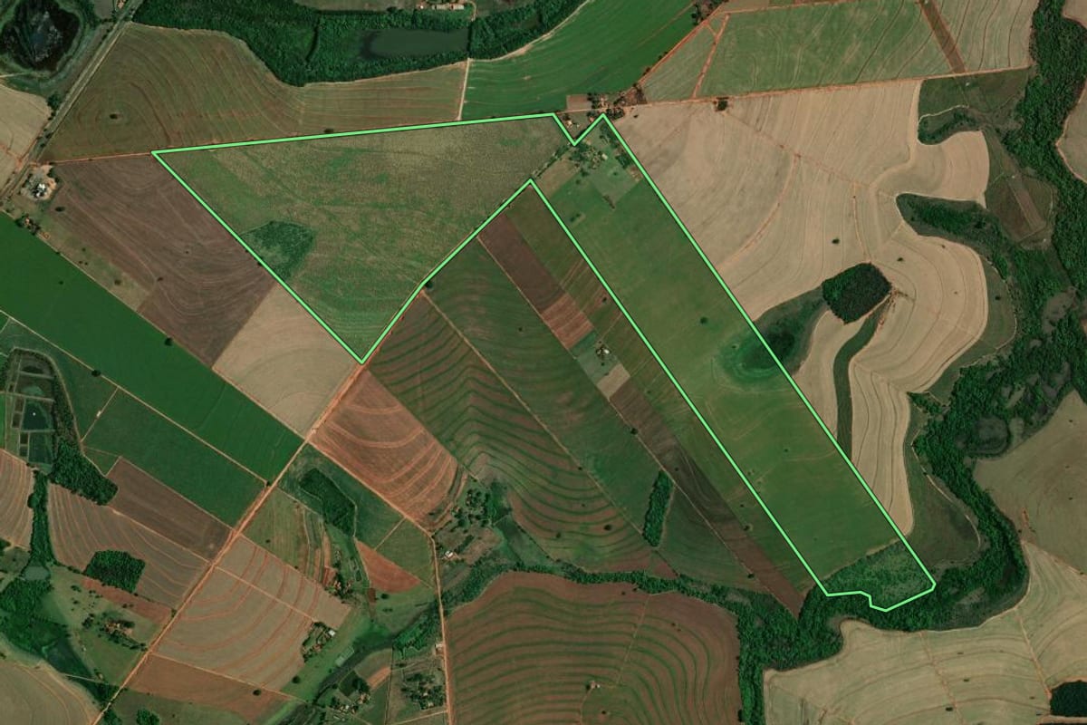 Imagem de satélite do imóvel rural em Birigui (SP), com o contorno declarado no CAR desenhado por cima.
