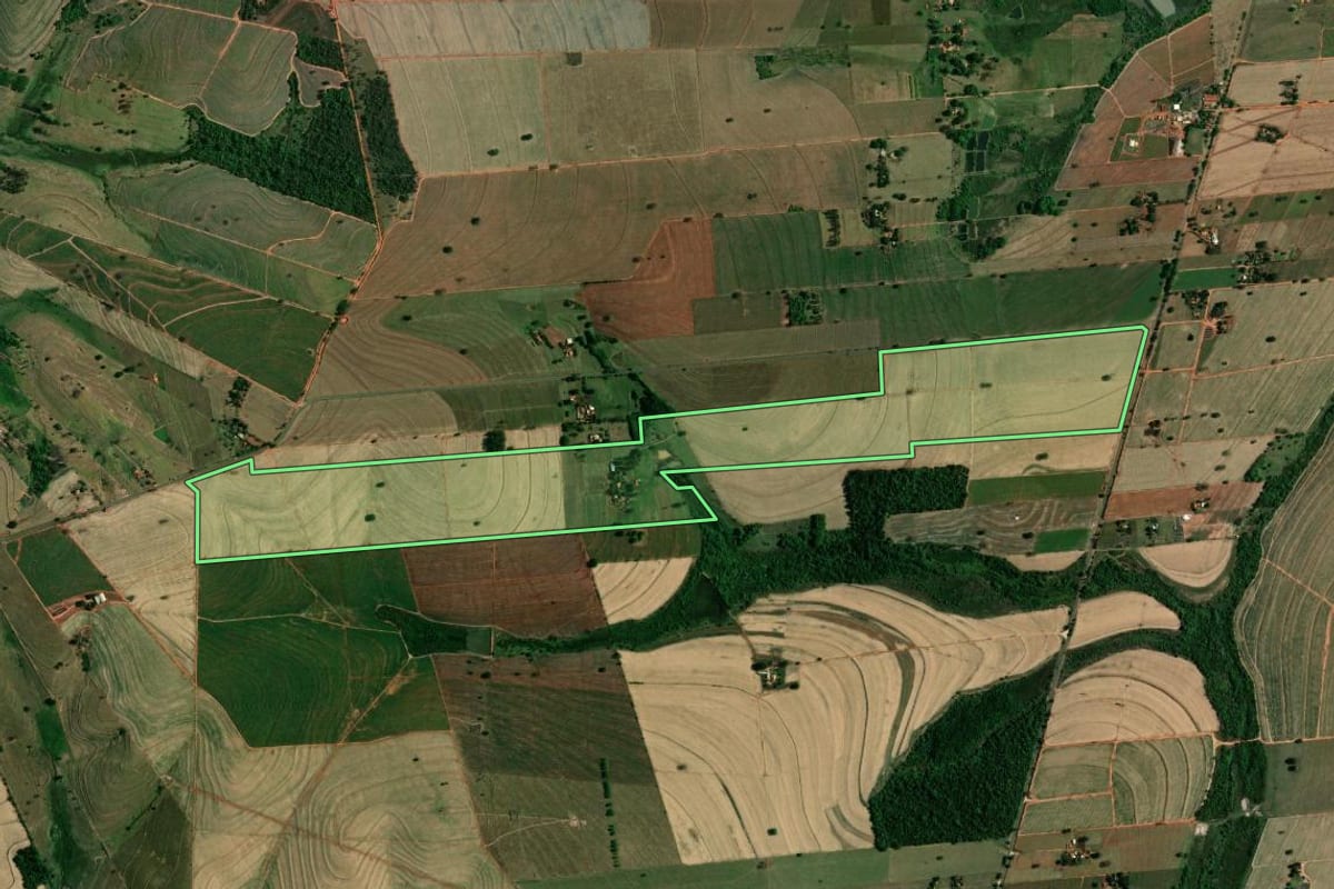 Imagem de satélite do imóvel rural em Birigui (SP), com o contorno declarado no CAR desenhado por cima.