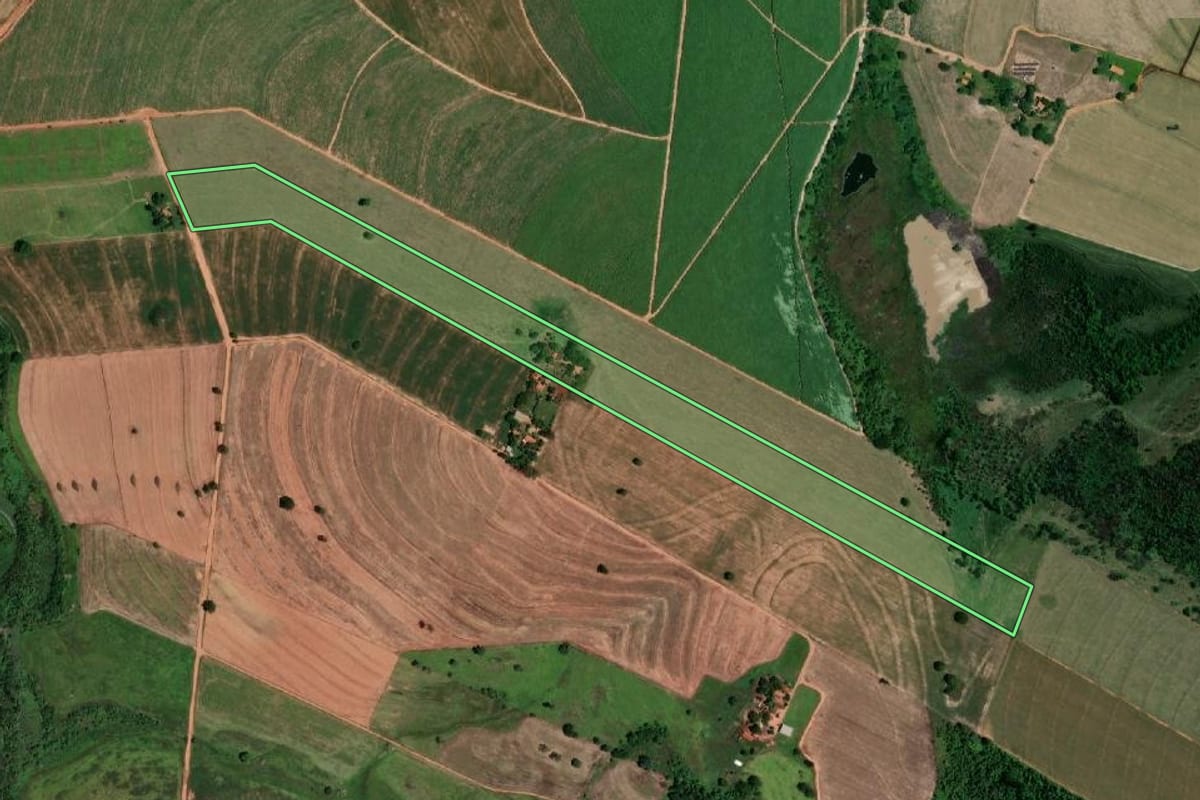 Imagem de satélite do imóvel rural em Birigui (SP), com o contorno declarado no CAR desenhado por cima.