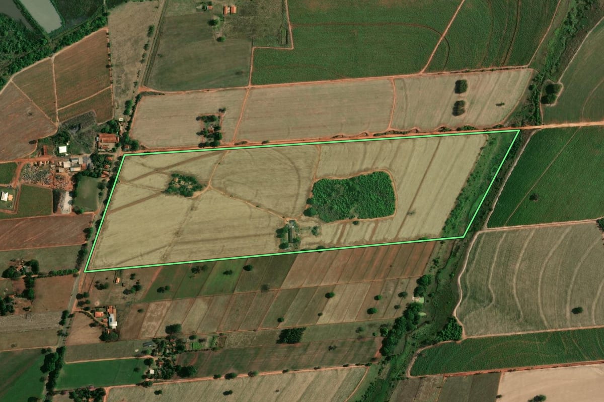 Imagem de satélite do imóvel rural em Birigui (SP), com o contorno declarado no CAR desenhado por cima.