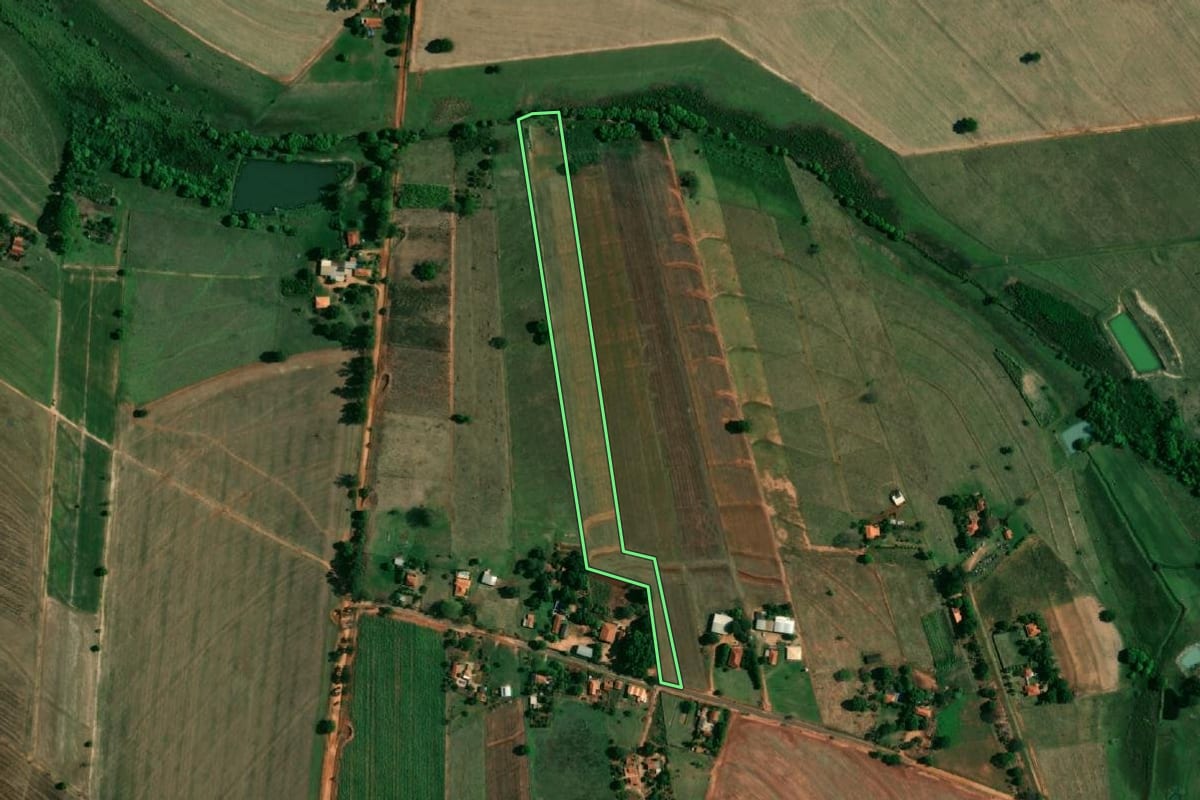 Imagem de satélite do imóvel rural em Birigui (SP), com o contorno declarado no CAR desenhado por cima.