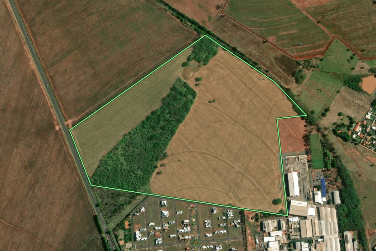 Imagem de satélite do imóvel rural em Birigui (SP), com o contorno declarado no CAR desenhado por cima.