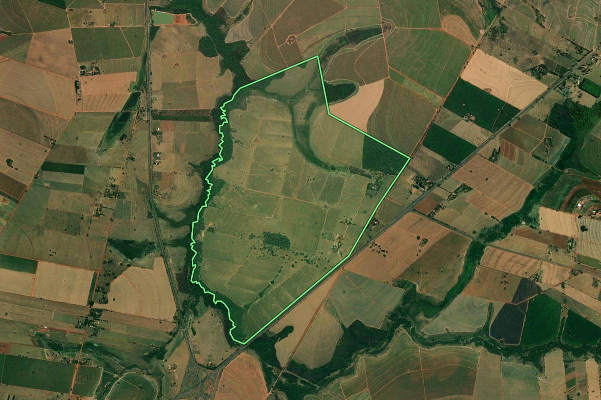 Imagem de satélite do imóvel rural em Birigui (SP), com o contorno declarado no CAR desenhado por cima.