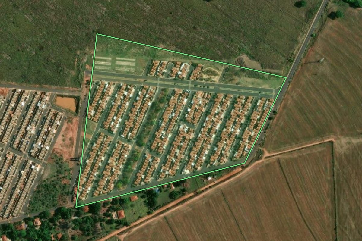 Imagem de satélite do imóvel rural em Birigui (SP), com o contorno declarado no CAR desenhado por cima.