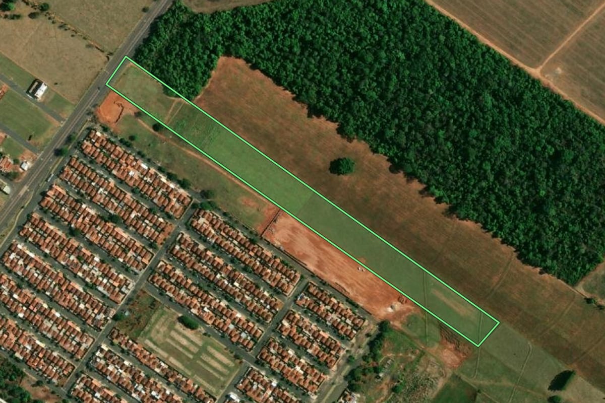 Imagem de satélite do imóvel rural em Birigui (SP), com o contorno declarado no CAR desenhado por cima.