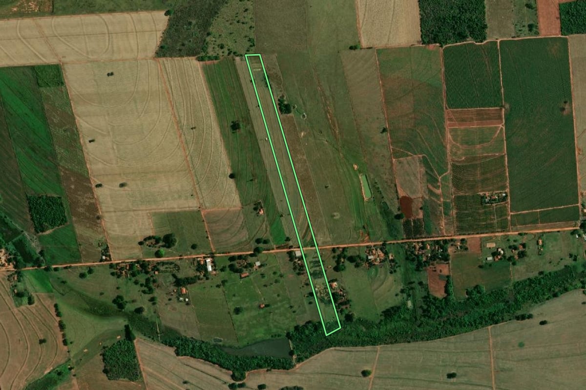 Imagem de satélite do imóvel rural em Birigui (SP), com o contorno declarado no CAR desenhado por cima.