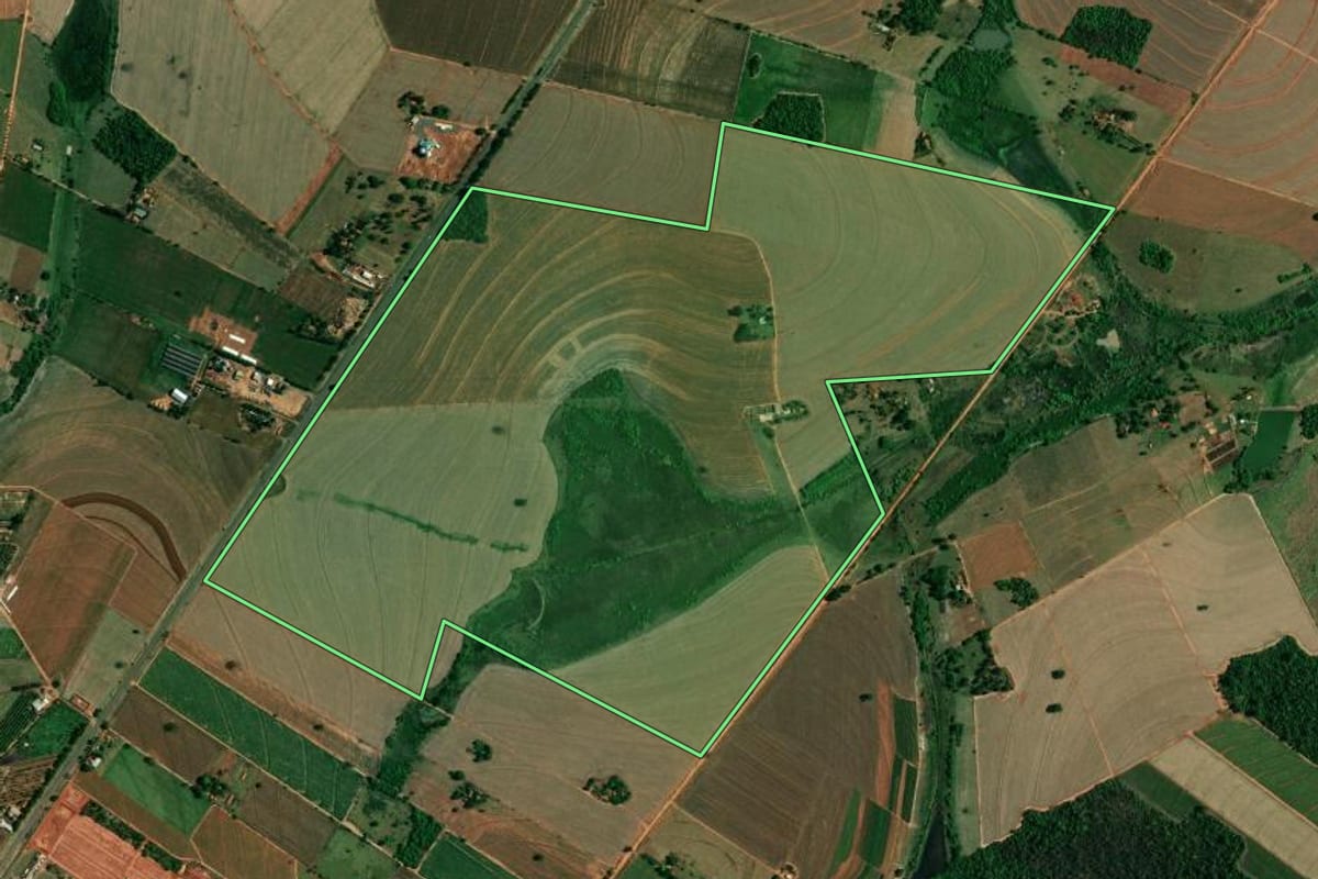 Imagem de satélite do imóvel rural em Birigui (SP), com o contorno declarado no CAR desenhado por cima.