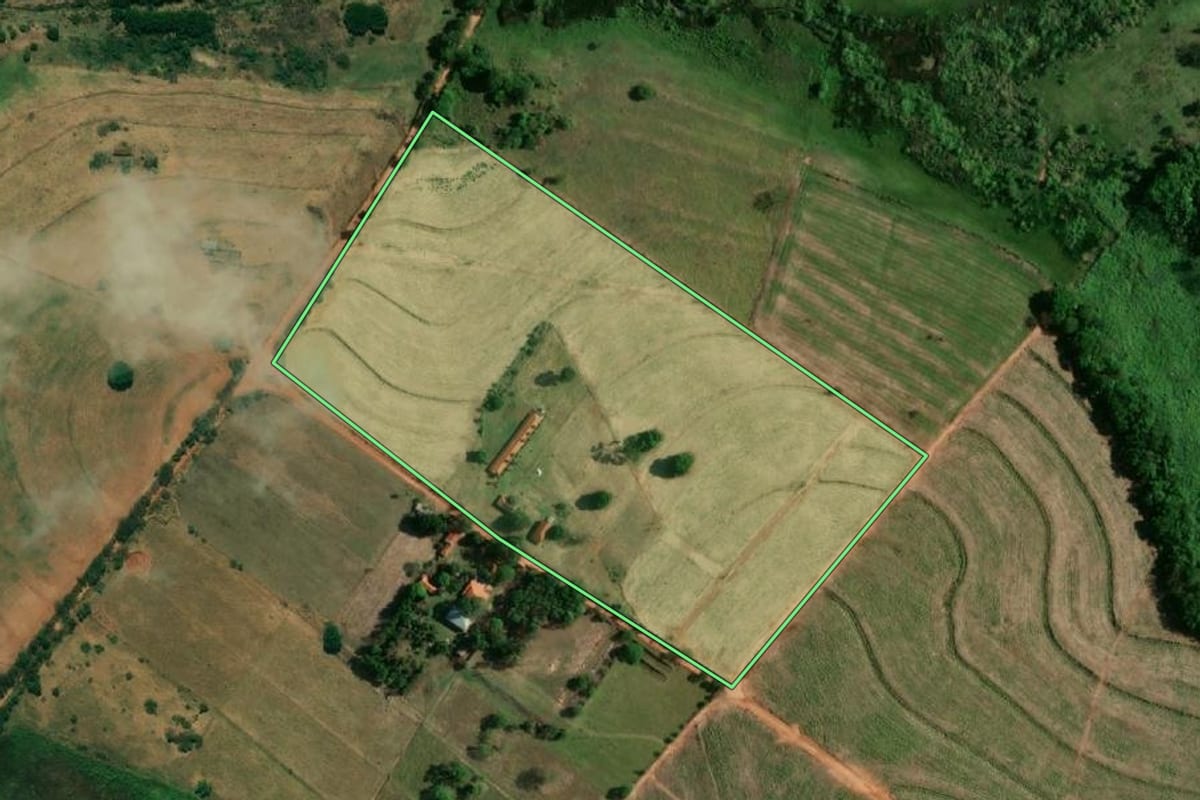 Imagem de satélite do imóvel rural em Birigui (SP), com o contorno declarado no CAR desenhado por cima.
