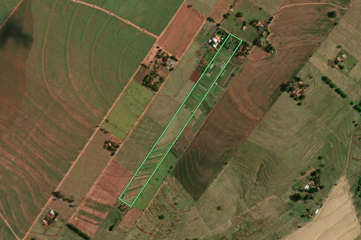 Imagem de satélite do imóvel rural em Birigui (SP), com o contorno declarado no CAR desenhado por cima.