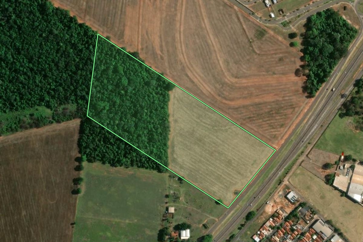 Imagem de satélite do imóvel rural em Birigui (SP), com o contorno declarado no CAR desenhado por cima.